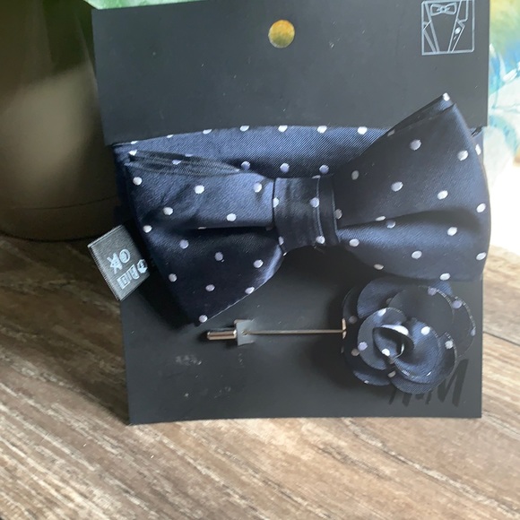 **Brand New** Bow Tie and Flower Lapel Pin - Picture 2 of 5